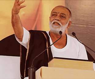 Bapu does not
style himself
as a guru and
does not take
on disciples.
He has never
initiated
anyone.